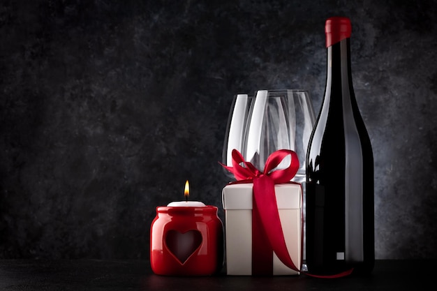 Regalo di San Valentino e vino rosso