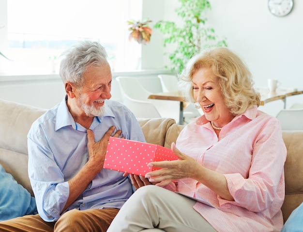 Regalo donna uomo coppia felice amore felicità presente bacio romantico