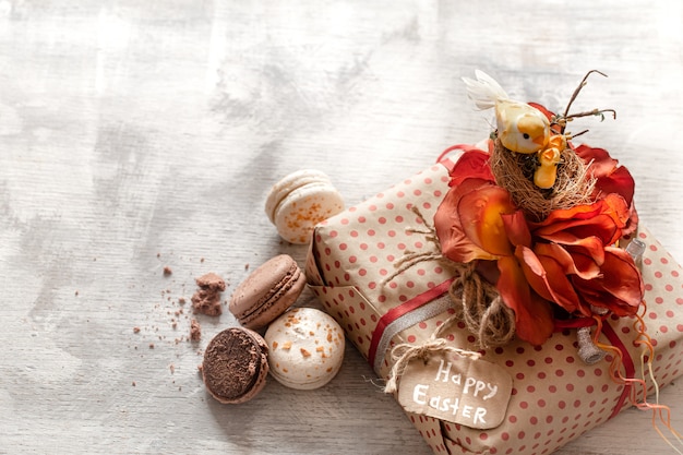 Regalo e dolci di Pasqua su un fondo di legno.