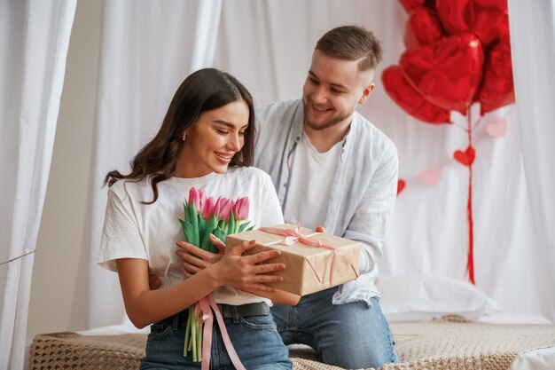 Regalo per la donna Decorazione festiva La giovane coppia è insieme a casa