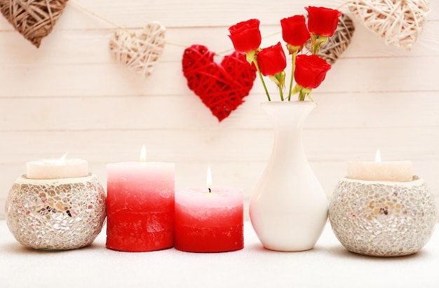 Regalo romantico con candele, concetto di amore