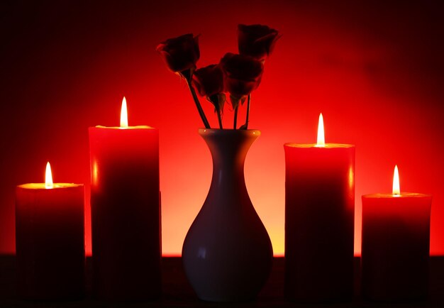 Regalo romantico con candele, concetto di amore