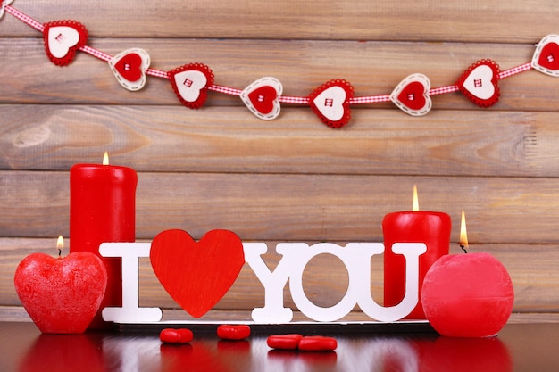 Regalo romantico con candele, concetto di amore