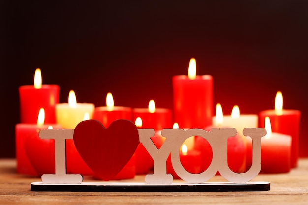 Regalo romantico con candele, concetto di amore