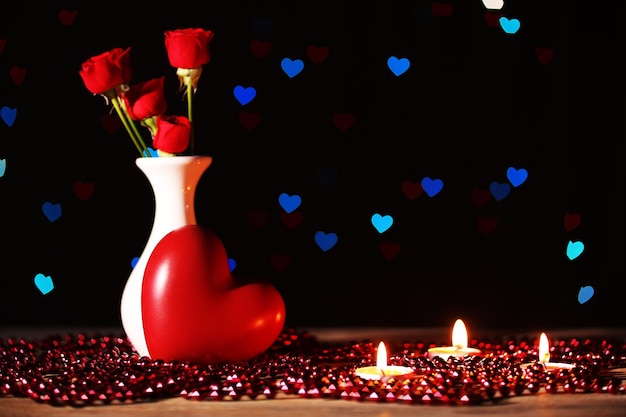 Regalo romantico con candele su sfondo di luci, concetto di amore