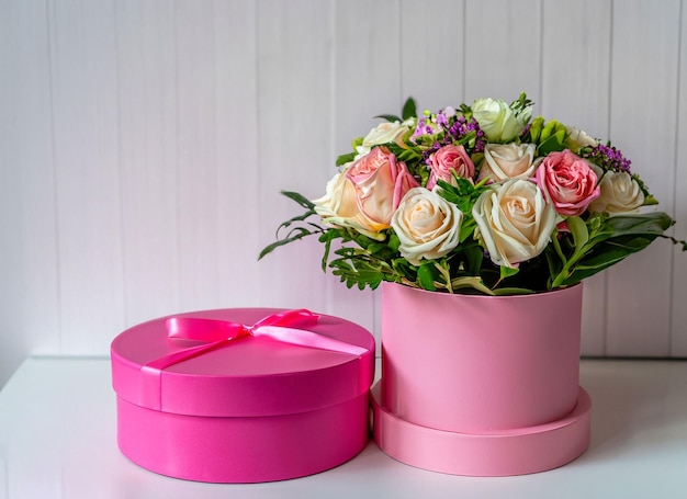 Regalo rosa con bouquet di fiori