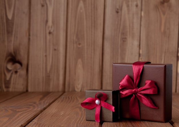 Regalo sulla tavola di legno. Foto nel vecchio spazio di copia stile immagine a colori