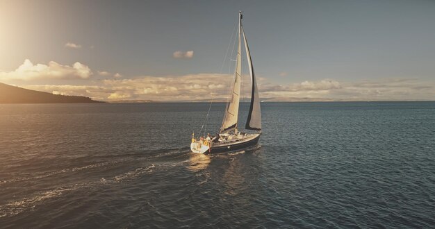 Regata aerea di yacht in mare aperto Meraviglioso paesaggio marino delle acque oceaniche ai riflessi del sole