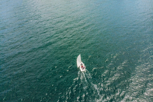 Regata di barche a vela. Yacht e navi di serie. foto dal drone.