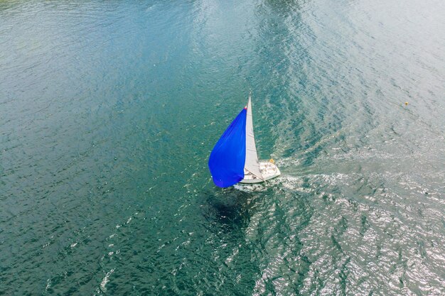 Regata di barche a vela. Yacht e navi di serie. foto dal drone.