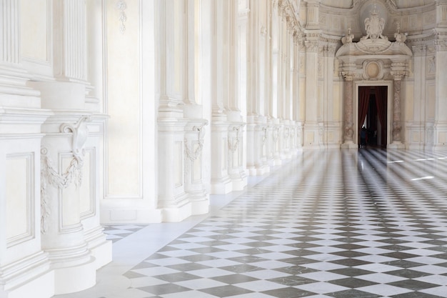 Reggia di Venaria Reale Italia prospettiva del corridoio galleria di marmo di lusso e finestre Palazzo reale