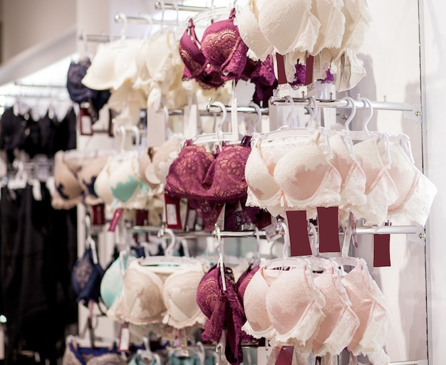 Reggiseni da donna in vendita nel mercato. Vareità del reggiseno appeso nel negozio di biancheria intima.