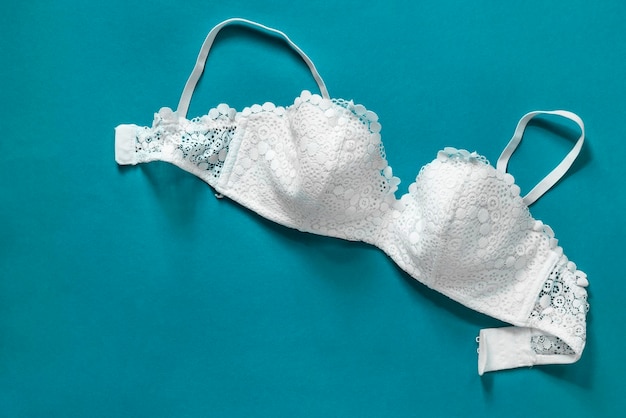 Reggiseno bianco su sfondo blu