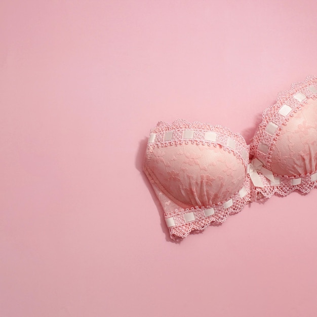 Reggiseno di lingerie su un rosa