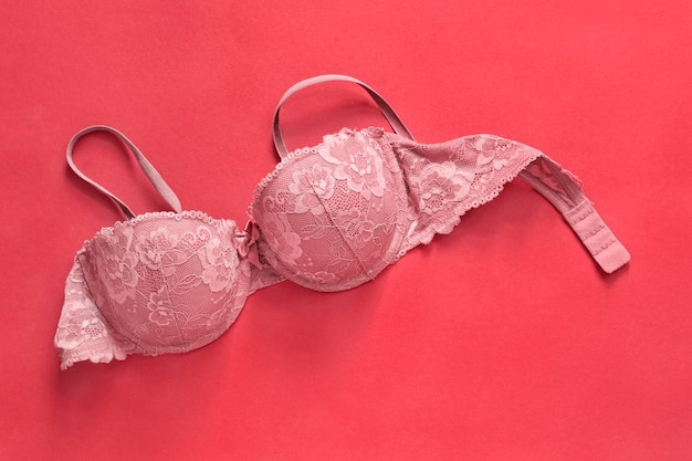 Reggiseno di pizzo su sfondo rosso