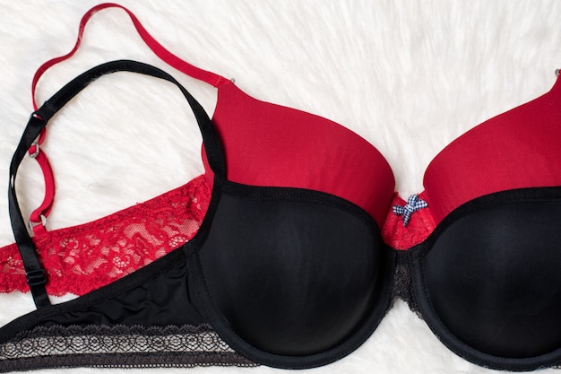 Reggiseno nero e rosso su pelliccia bianca.