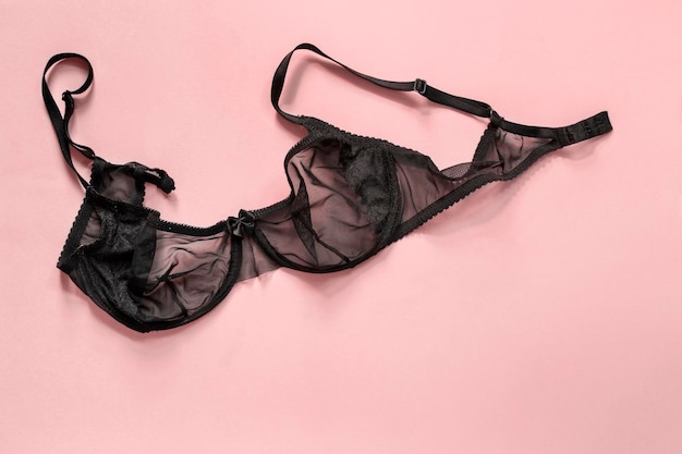 Reggiseno nero su sfondo rosa