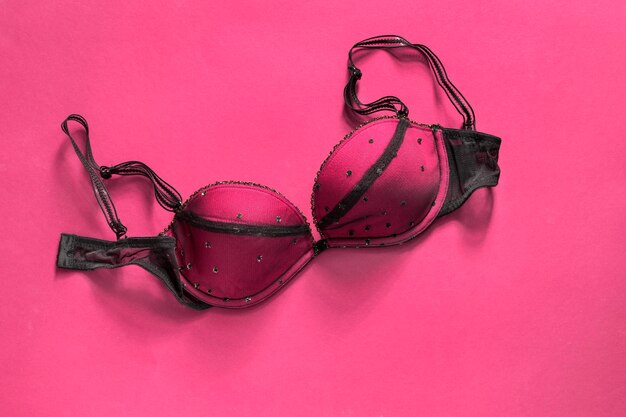 Reggiseno su sfondo rosa