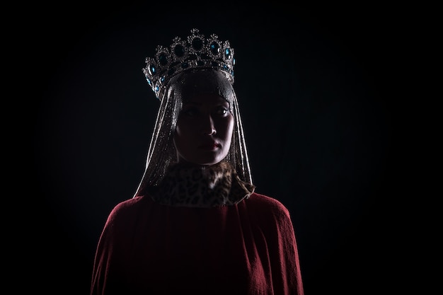 regina con corona ritratto in studio su sfondo nero