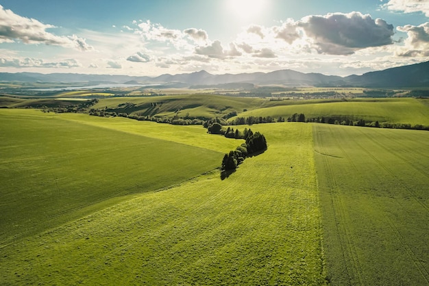 Regione di Liptov sullo sfondo con il lago Liptovska mara e i monti Tatra intorno a Liptovsky Mikulas landspace Slovacchia