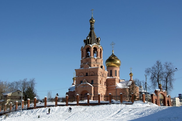 Regione di Mosca Russia 08 marzo 2018 Cattedrale ortodossa della Trinità in una giornata di sole di marzo