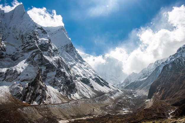 Regione glaciale del monte Manaslu sul circuito di Manaslu Trek in Himalaya Nepal