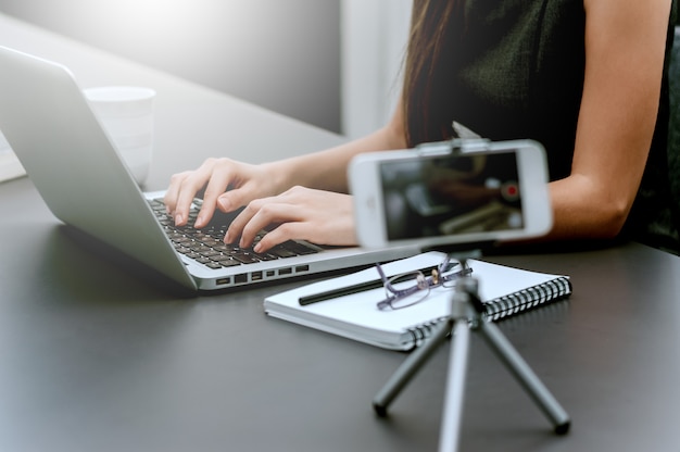 Registrazione della donna che scrive con il telefono.