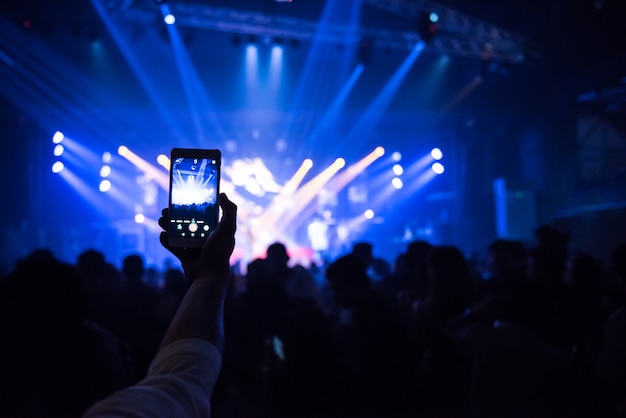 Registrazione video del concerto al telefono uno smartphone.