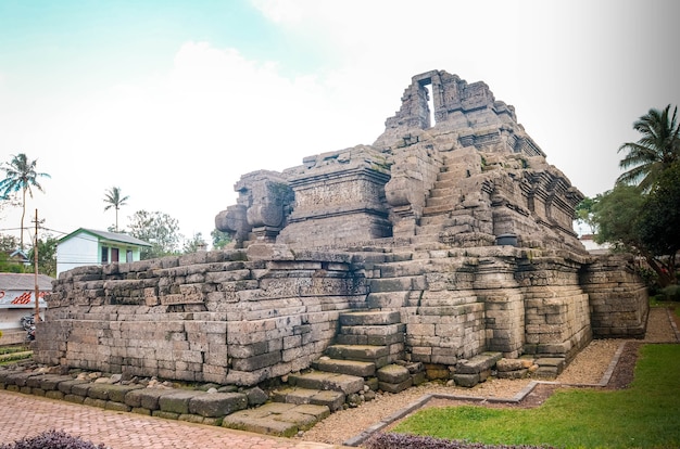 Regno singasari reliquia tempio nel villaggio di Tumpang, Malang, Indonesia