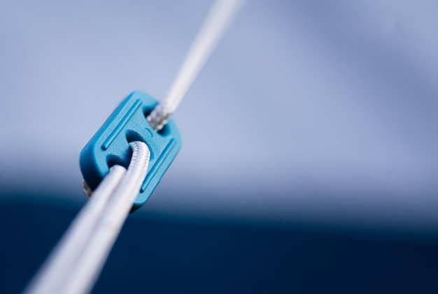 Regolatore di plastica blu di una corda per una tenda
