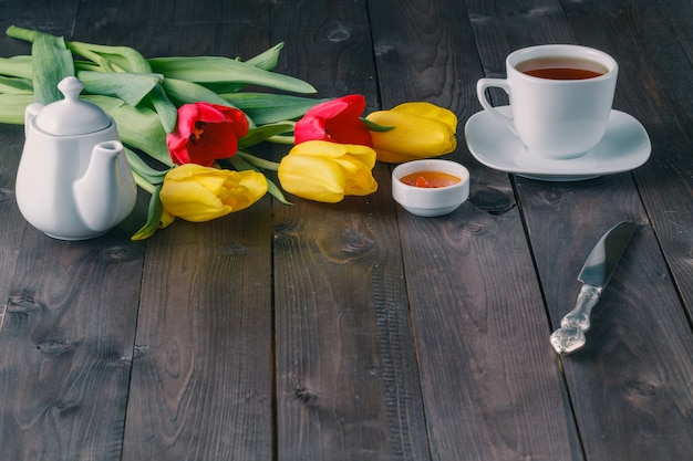 Regolazione della compressa della prima colazione con i fiori del tulipano