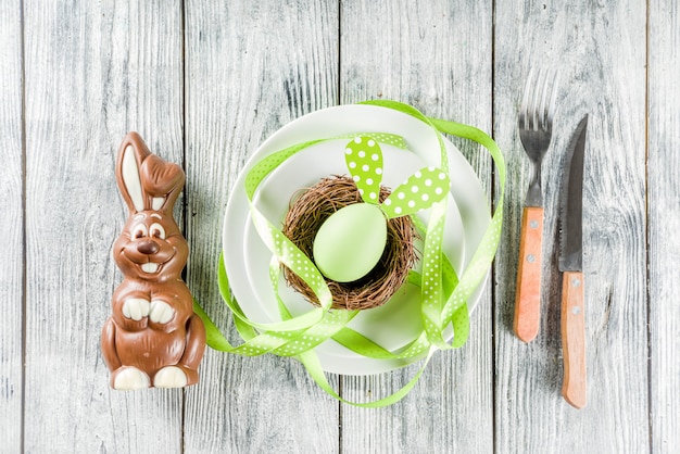 Regolazione della tabella di festa di Pasqua con conigli e uova