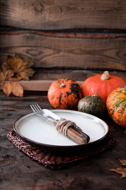 Regolazione della tabella di giorno di Halloween o di Autumn Halloween. Ringraziamento o cena autunnale. Sfondo autunnale del ringraziamento