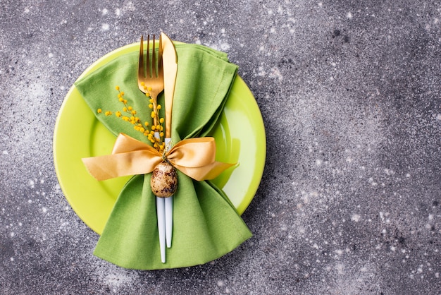 Regolazione della tabella di Pasqua con la zolla verde