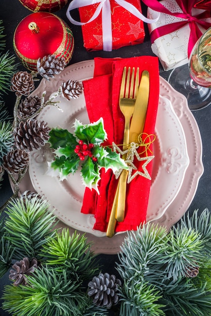 Regolazione della tavola di Natale con piatti e bicchiere di champagne