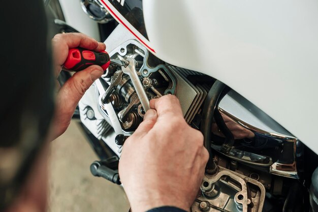 Regolazione delle valvole del motore della motocicletta in officina