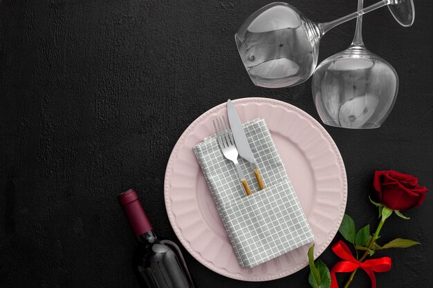 Regolazione romantica della tavola di San Valentino con vino e bicchieri