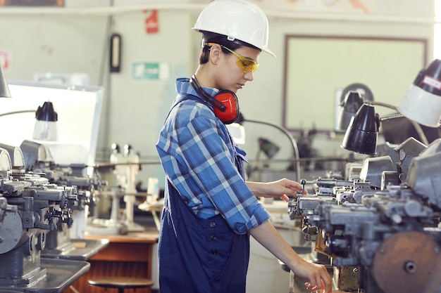 Regolazione tornio manuale in officina