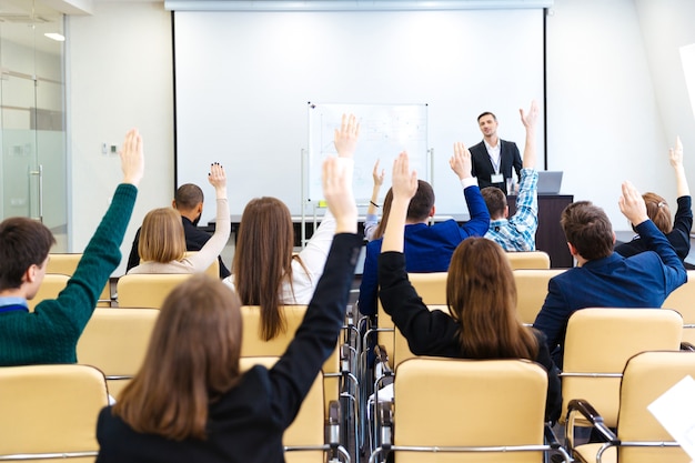 Relatore che risponde alle domande del pubblico sulla conferenza di lavoro nella sala riunioni