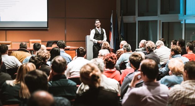 Relatore d'affari che tiene un discorso all'evento di una conferenza d'affari