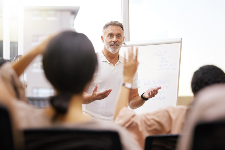 Foto relatore di gruppo e uomo in una presentazione del workshop e domande per il feedback, riunione e revisione mentore e personale di sesso maschile in una sala conferenze lavoro di squadra e crescita delle vendite con la collaborazione