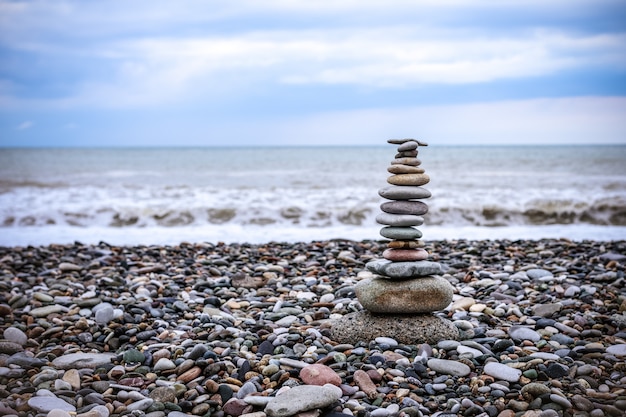 Relax in mare. Pila di pietre sulla spiaggia - natura Pietra cairn, ciottoli e pietre