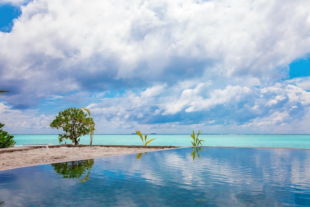 Relax Travel Maldives a bordo piscina e vista sull'acqua dell'oceano