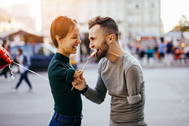 Relazione romantica tra una giovane donna disabile nata senza braccia e il suo fidanzato disabile.