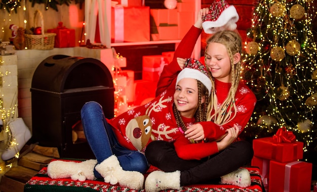 Relazioni amichevoli Migliori amici per sempre Bambini adorabili Bambini allegri vigilia di Natale Ragazze amiche anime gemelle festeggiano il Natale Buone vacanze Divertimento e allegria Felicità Gioia Natale gioioso