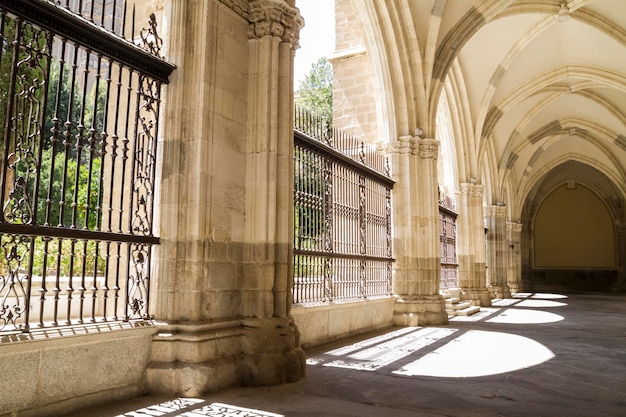 religione, Chiostro della Cattedrale di Toledo in Spagna