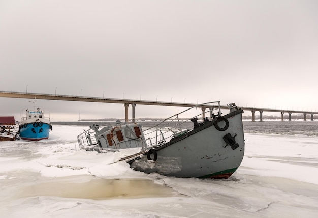 Relitto della nave in un fiume ghiacciato