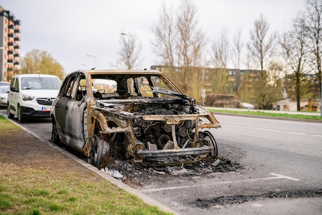 Relitto di un'auto bruciata sul ciglio della strada