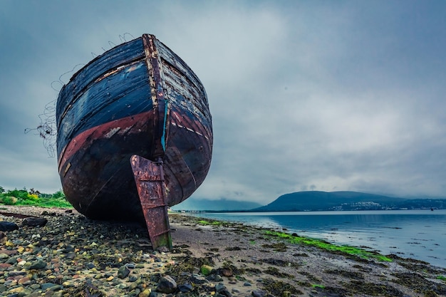 Relitto di una nave abbandonata a Fort William in estate in Scozia