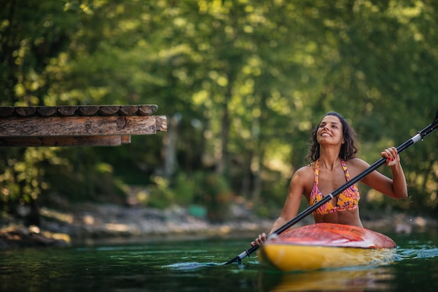 Remando giovane femmina sul fiume